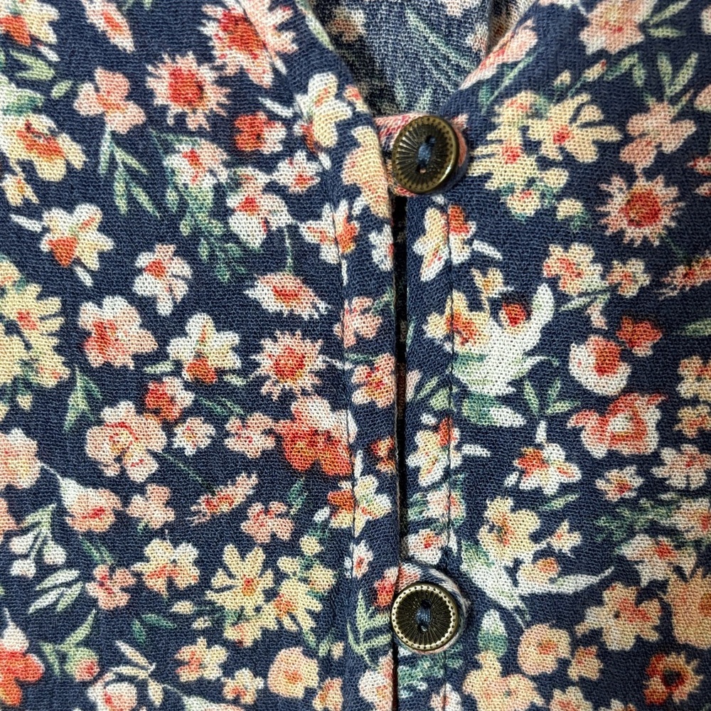 Elegant Floral V-Neck Blouse - Picture 7 of 12